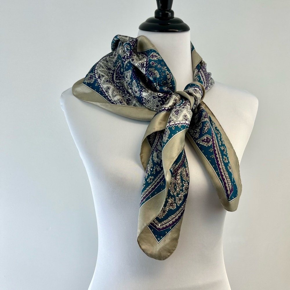 THE SPECIALTY HOUSE Vintage Paisley Scarf